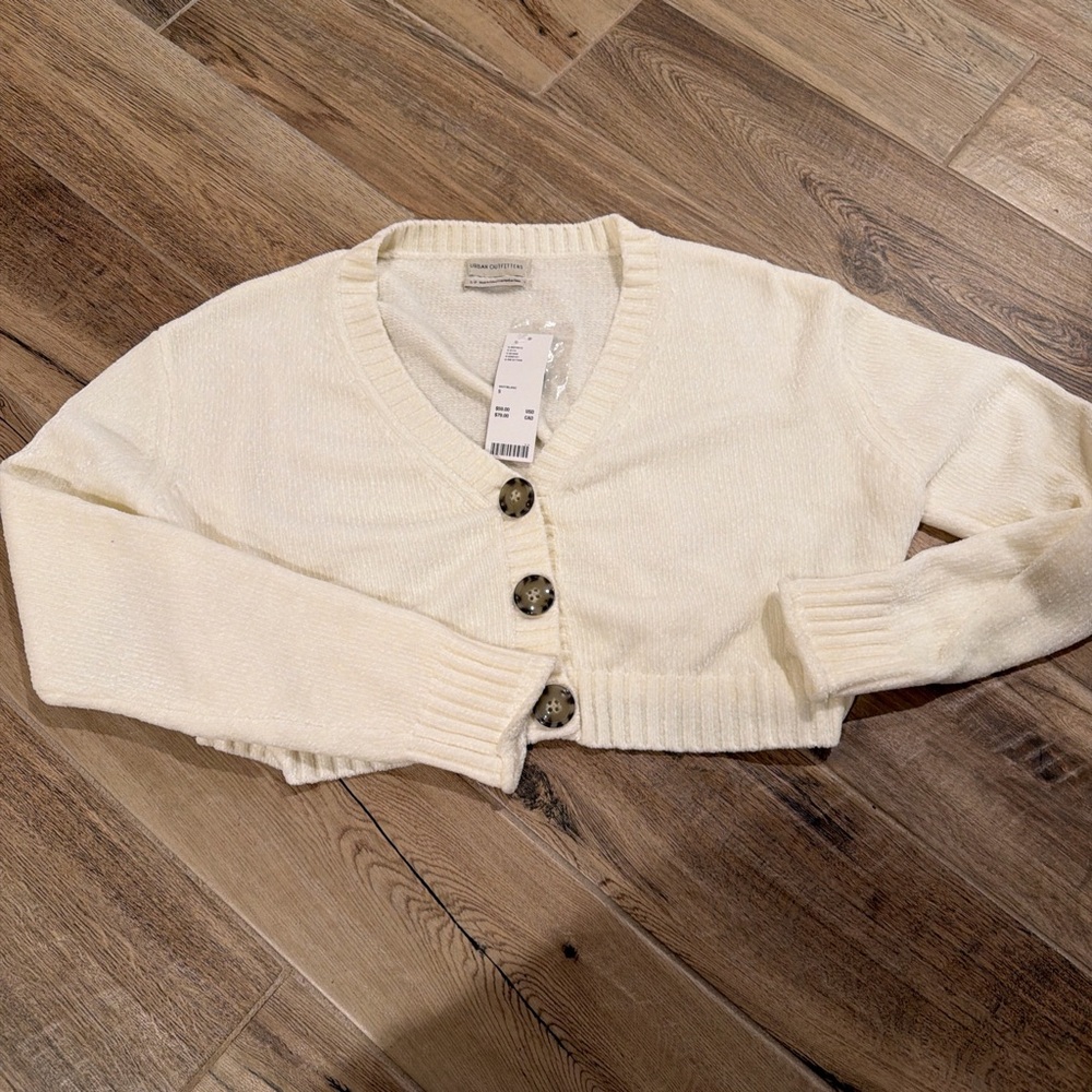 Cream cropped cardigan with buttons #knitwear #croptop urban